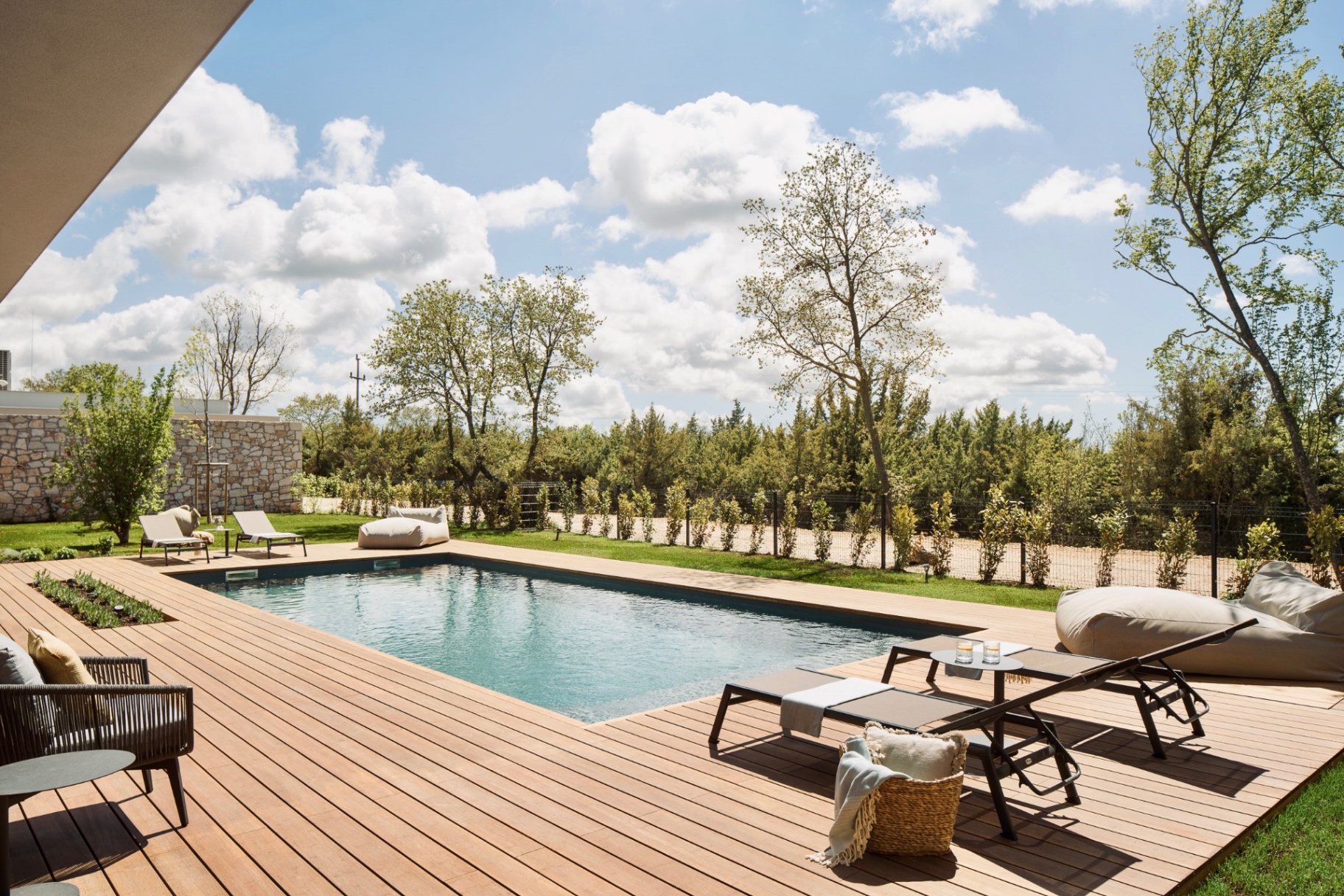 Private pool & sun deck